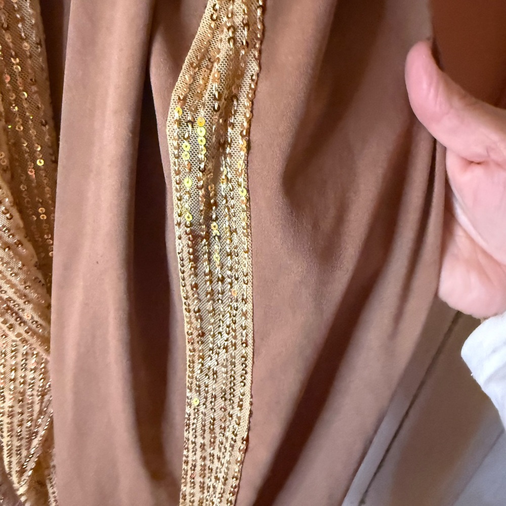 (SALE $5) taupe colored Lounge Set with Gold Sequin Heart, 3x - Picture 6 of 16
